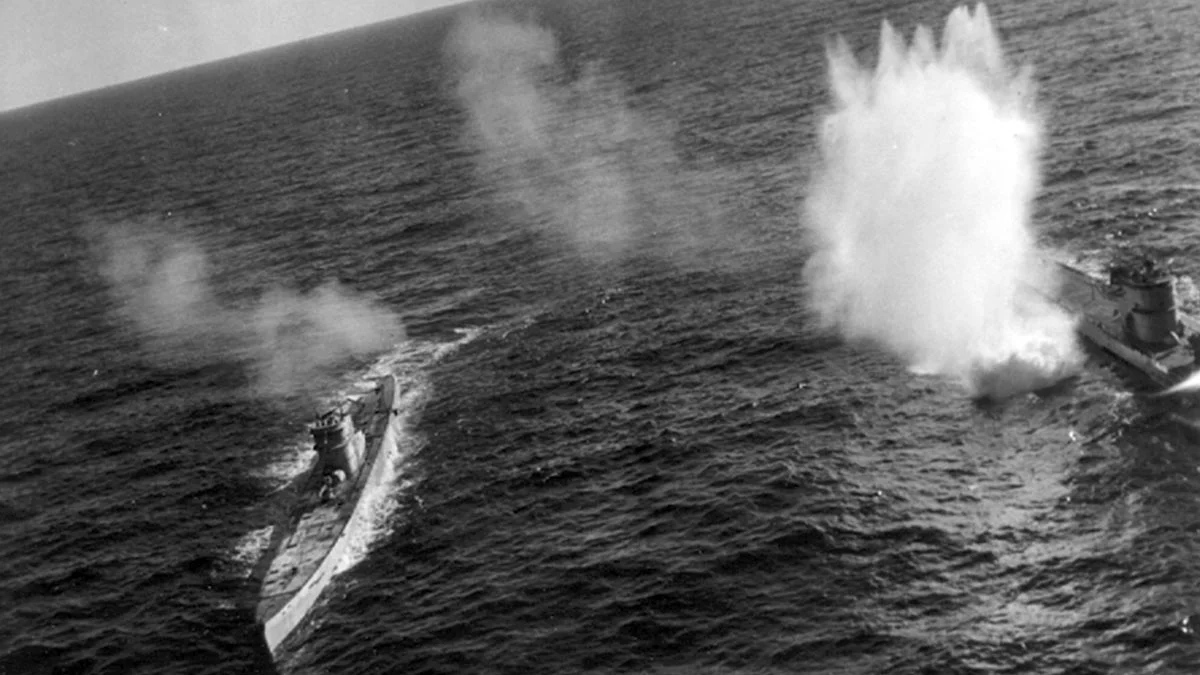 Момент атаки американскими самолетами немецких лодок во время дозаправки