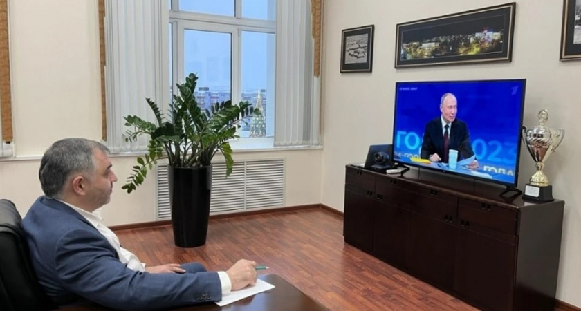 Владимир Путин наградил медалью главу Усинска Николая Такаева