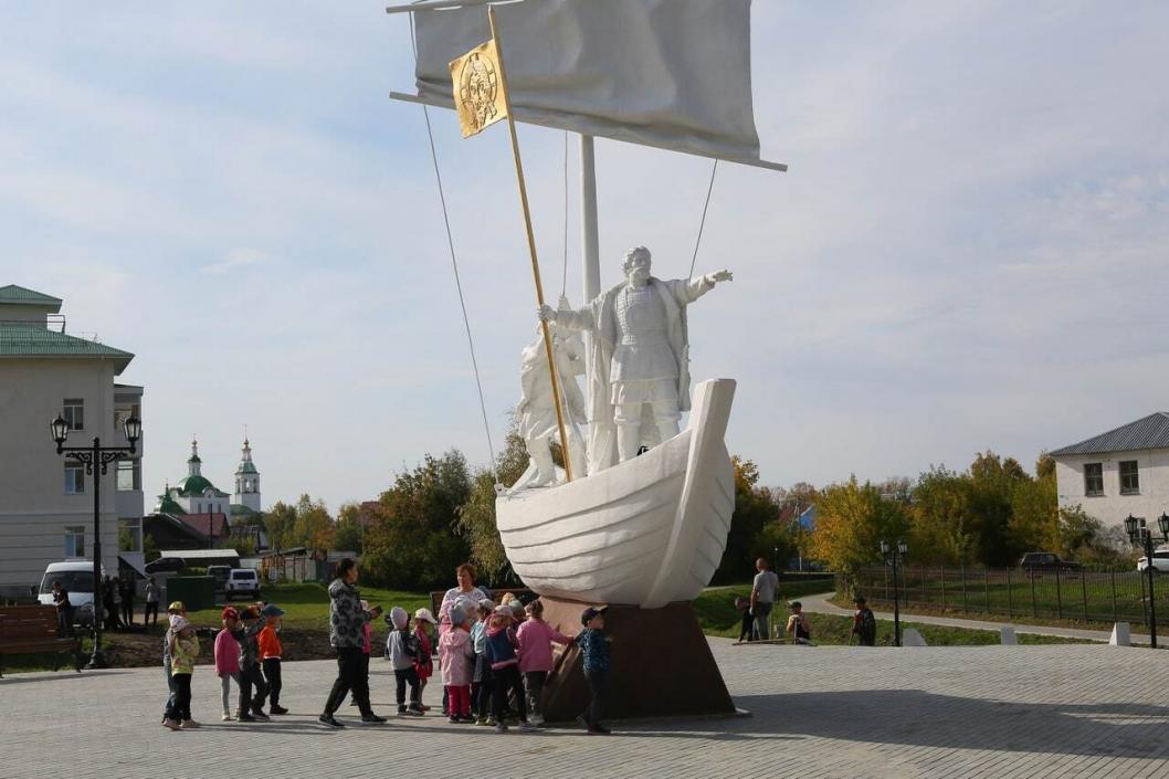 Памятник даниле. Памятник Даниле Чулкову Тобольск. Памятники Тюменской области. Памятник д чудкову Тобольск. Памятник корабль на набережной.