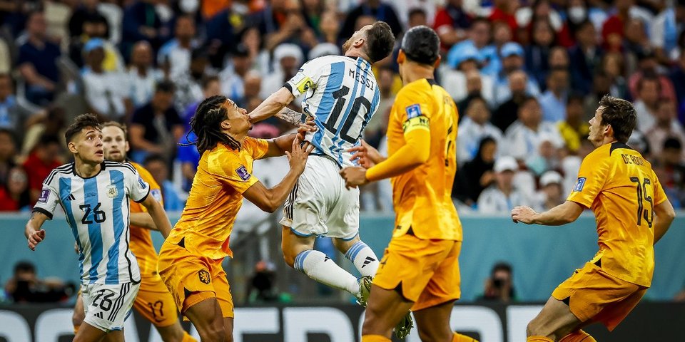 Сборная Аргентины со счетом 1:0 обыгрывает команду Нидерландов после первого тайма четвертьфинального матча ЧМ-2022