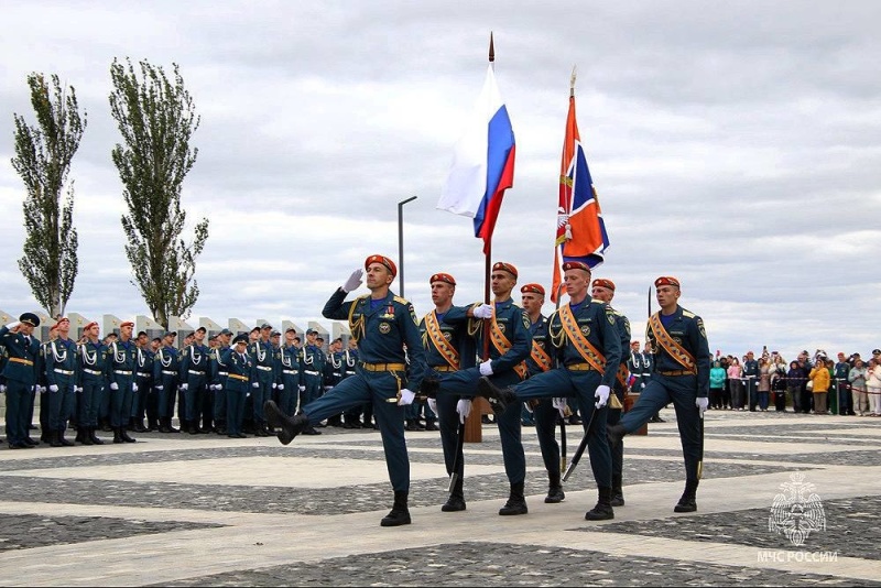 Службе — присягаем, долг — исполняем: курсанты-спасатели первого курса Донецкого института ГПС МЧС России дали клятву на верность Отечеству