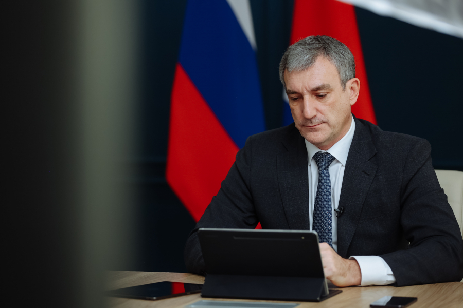 Губернатор ответил на вопросы амурчан во время прямого эфира в социальных сетях