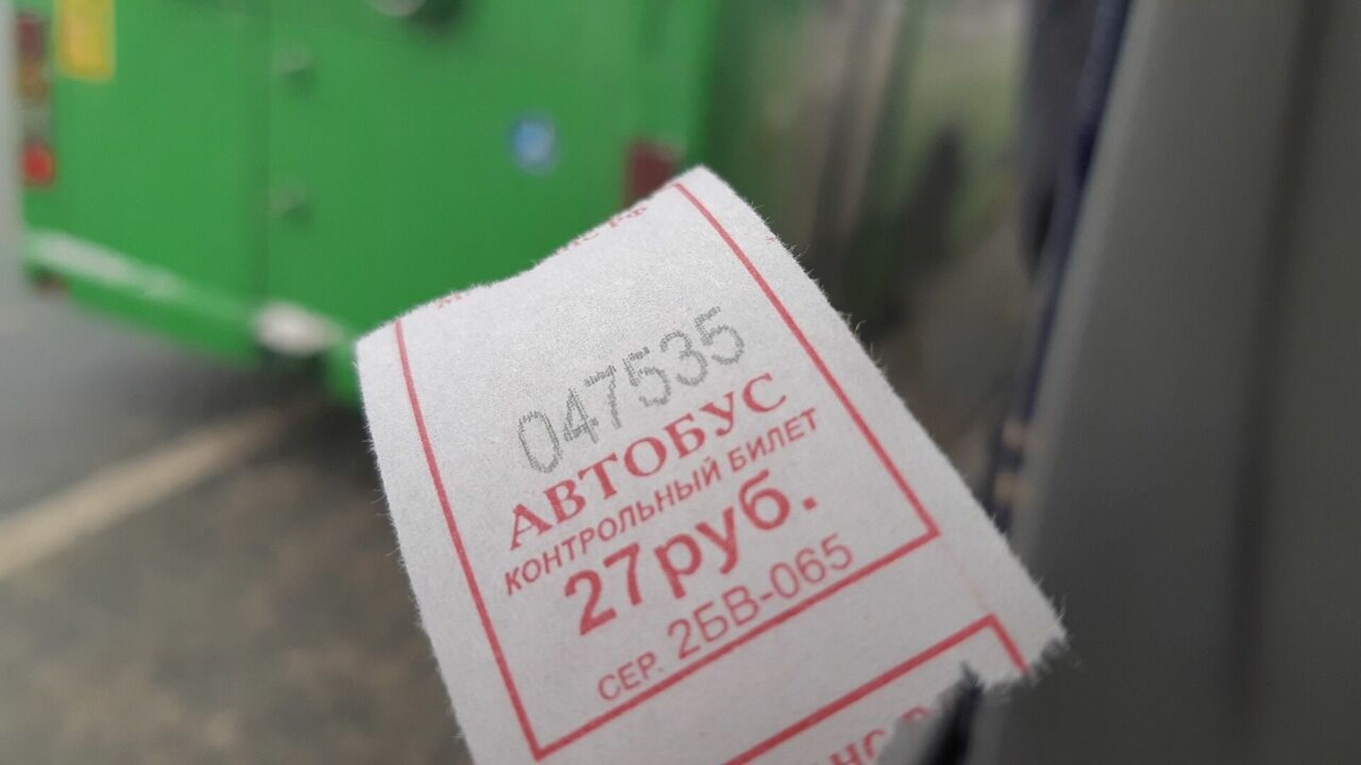 Как оплатить проезд в автобусе казани. Терминал бесконтактной оплаты. Оплата трамвай казань. Как оплатить проезд в автобусе казани. Банковская карта в автобусе для детей.