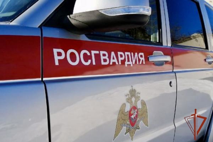 Росгвардия продолжает обеспечивать безопасность медиков в Омской области