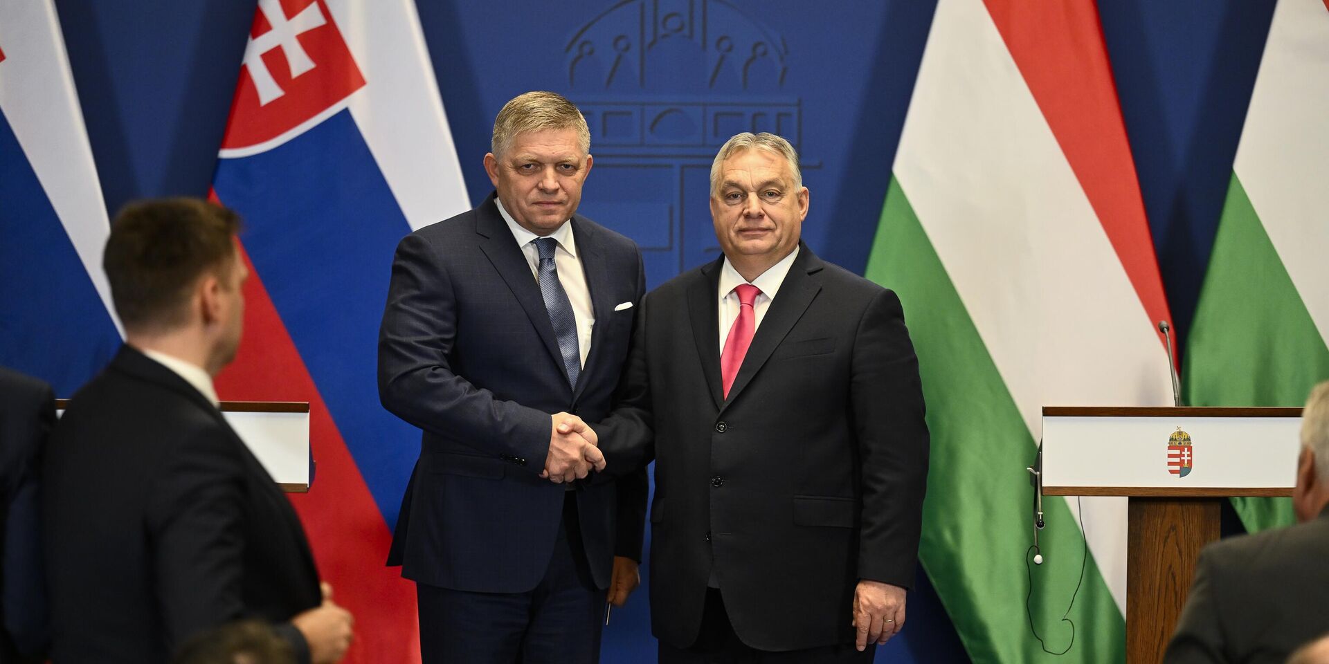 Премьер-министр Словакии Роберт Фицо и премьер-министр Венгрии Виктор Орбан пожимают друг другу руки после пресс-конференции в монастыре кармелитов в Будапеште - ИноСМИ, 1920, 28.10.2025