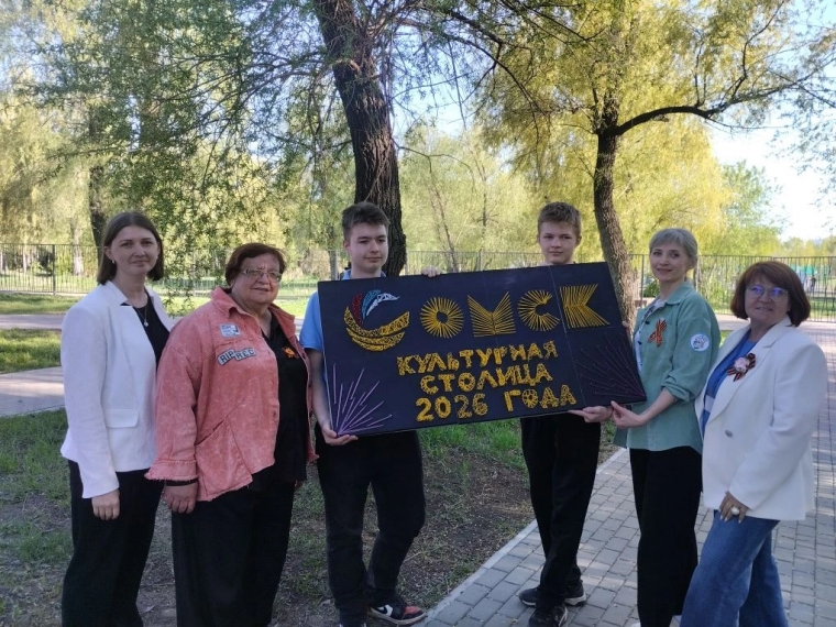 Выпускники девятого сезона Проектных школ Предуниверсария подарили ОмГТУ картину, посвященную Омску — Культурной столице России