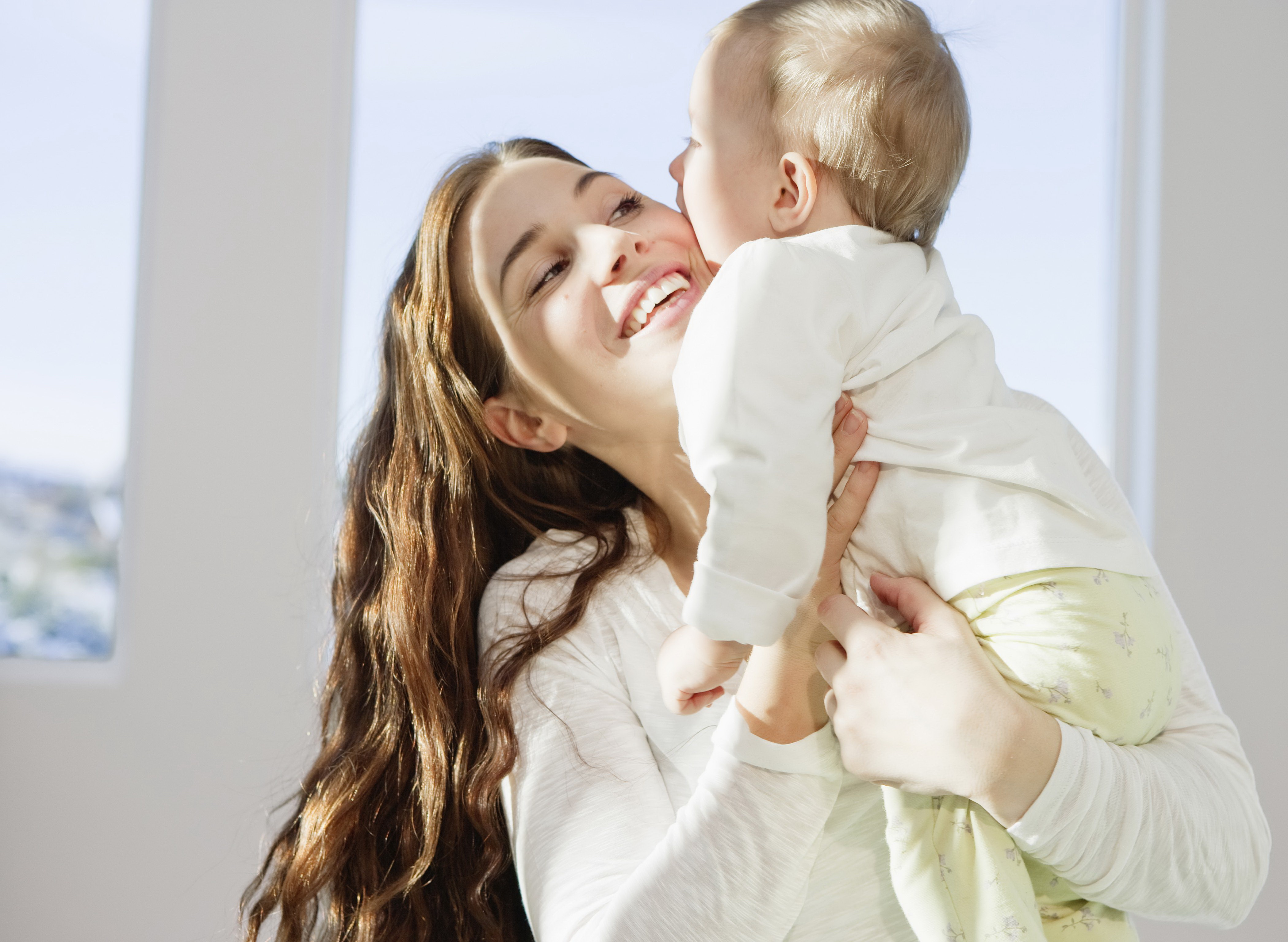 поддержка материнства отцовства и детства. мама с ребёнком на руках. аллергический проктоколит. материнство в канаде. женщина с ребенком на руках.