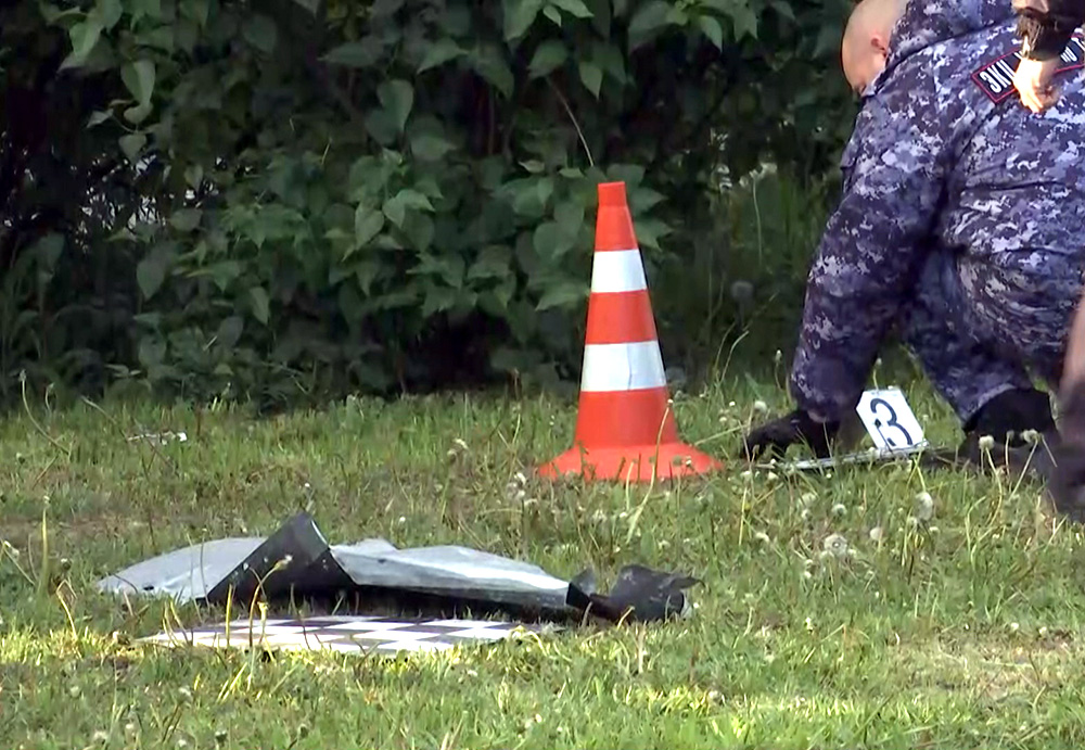 Российский беспилотник. Воронка от дрона. Воронка от беспилотника. Инцидент с беспилотником. Самолет беспилотник.