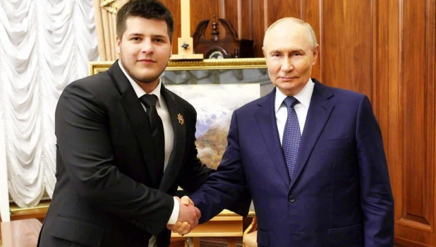 Путин поздравил сына главы Чечни Адама Кадырова со свадьбой.