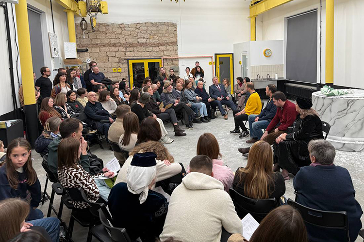 Общее ощущение от двух дней «Аваздаша» — все та же легкая эйфория времен первых Tat Cult Fest в Казанском кремле, хотя вопрос о том, как и где должны жить эти постановки после бурных аплодисментов и жарких обсуждений в Альметьевске, остается открытым