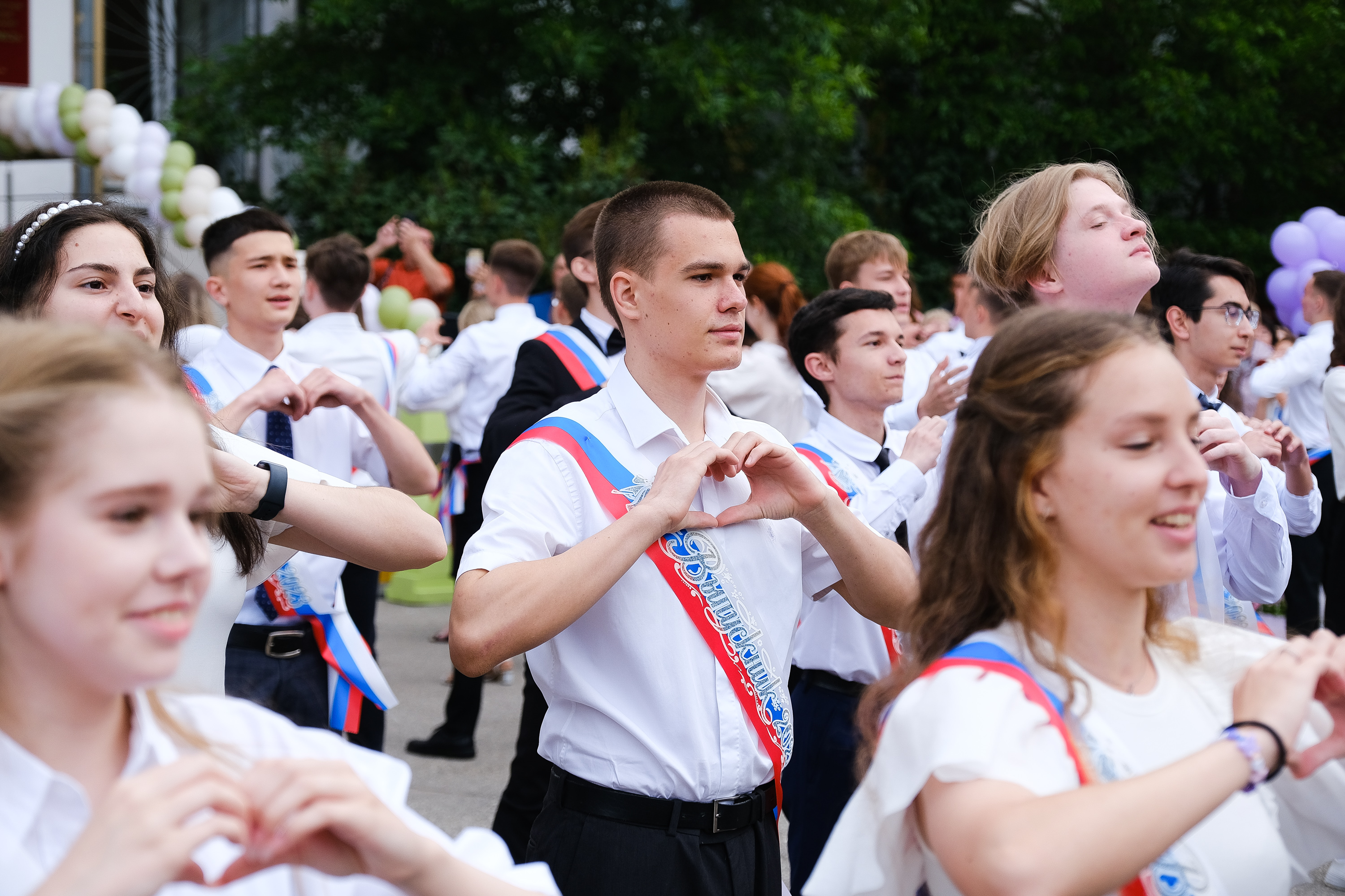 Выпускник 2023 последний звонок. 23 Школа Астрахань. Последний звонок выпускники. Выпускница школы. Выпускной в школе.