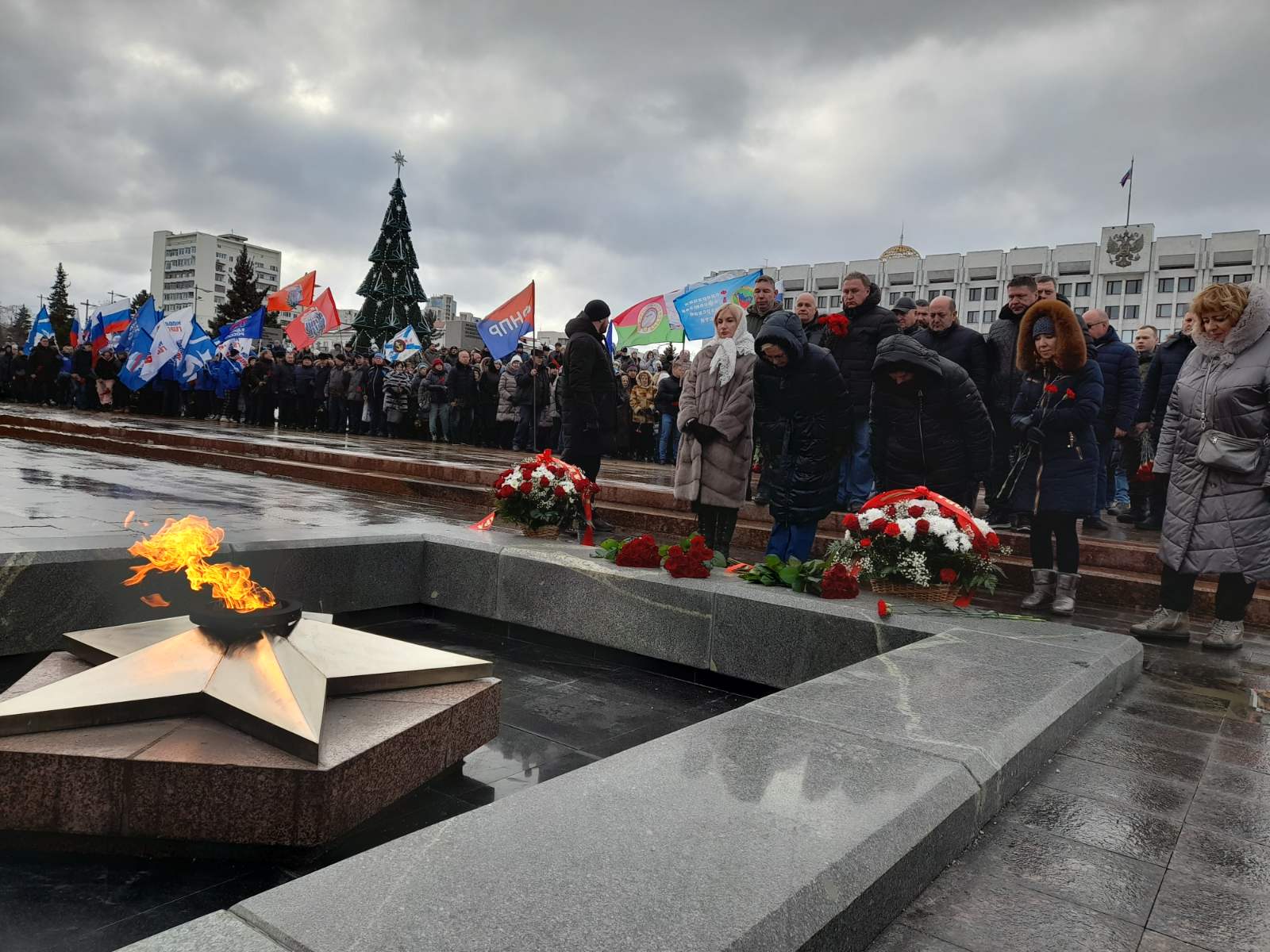 солдаты в площади бишкека. взрыв ракеты в макеевке. траурный митинг в самаре. погибшие военные в макеевке. память погибшим в макеевке.