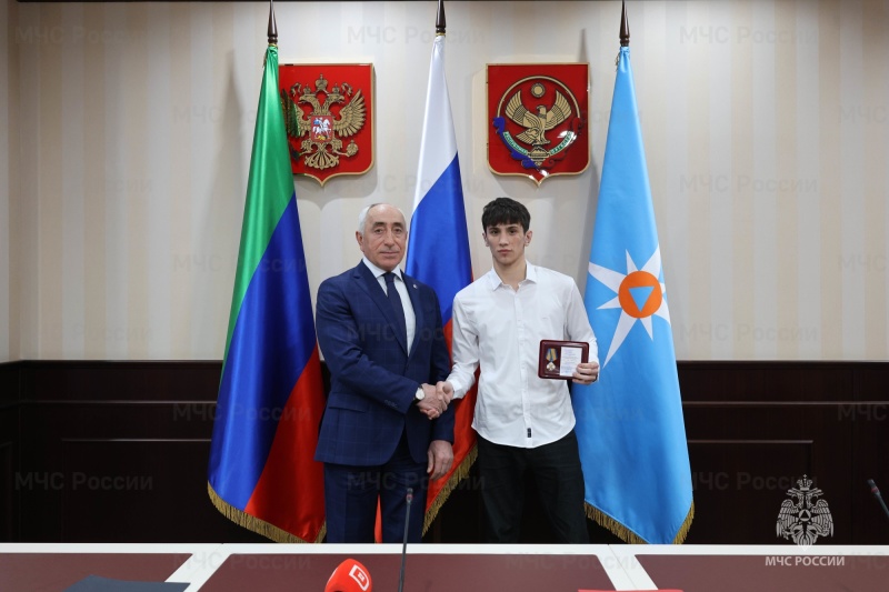 В Ситуационном центре Республики Дагестан торжественно наградили молодых людей, которые проявили героизм при спасении утопающих