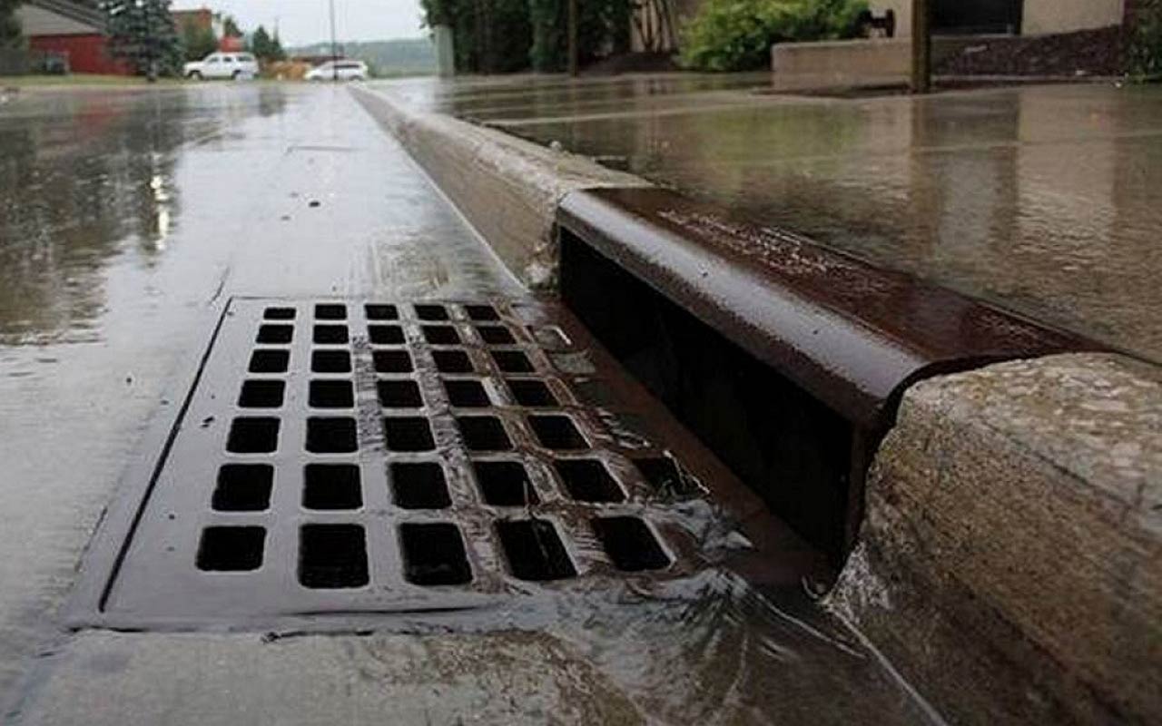 Ливневые стоки. Городская ливневая система водоотведения. Ливнёвка/ливневая канализация. Ливнёвка в городе. Городская ливневая канализация.