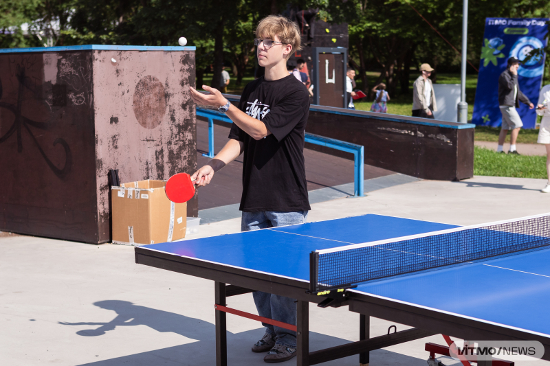 Настольный теннис на ITMO Family Day. Фото: Дмитрий Григорьев / ITMO NEWS 