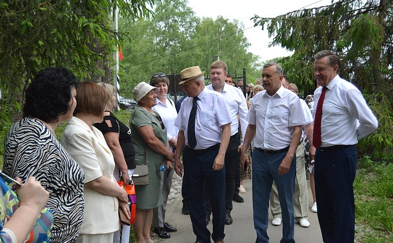 Сергей Рябухин в ходе поездки в регион принял участие в 57-м Всероссийском Пушкинском празднике поэзии в с. Языково Карсунского района