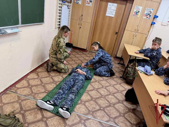 Во Владивостоке в День медицинской службы Росгвардии врач ОМОН «Восток» провела урок для кадетов 