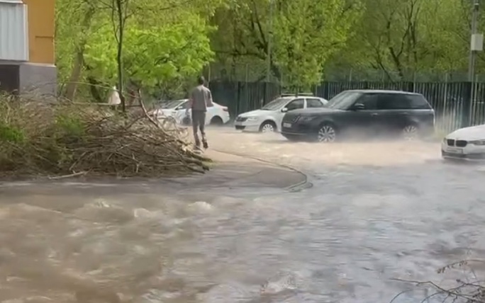 Утечку горячей воды локализовали на западе Москвы