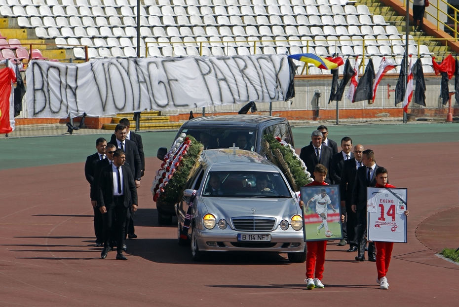 Автомобиль с гробом полузащитника «Динамо» Патрика Клода Экенга из Камеруна въезжает на стадион «Динамо» во время церемонии прощания в Бухаресте