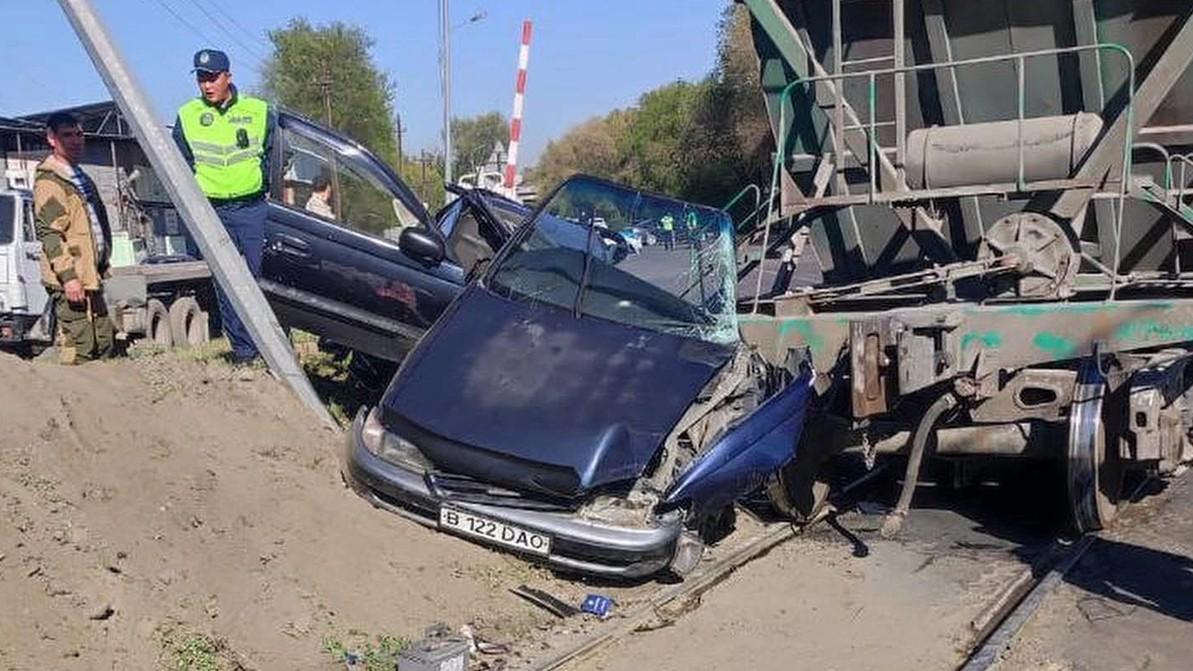 Поезд уничтожил два авто на переезде в Алматы