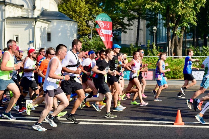 Спортивный праздник в лужниках сегодня. Спорт в москве. Спорт фото. Московский спорт. Кто победил в московском марафоне.