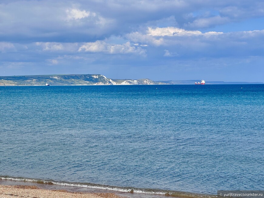 Вдали берег Юрского периода, на котором находятся залив Lulworth Cove, замок Lulworth Castle и арка Durdle Door. Вид из г. Уэймут