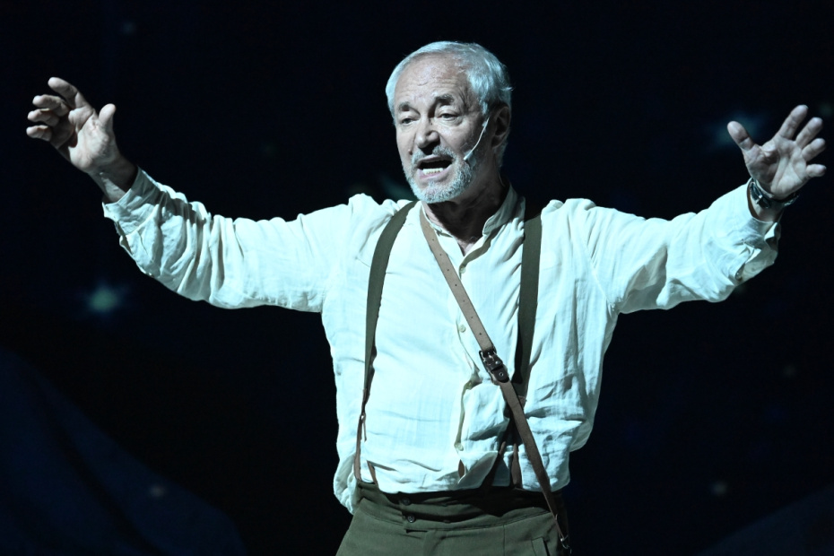 Актер Евгений Герасимов (Летчик) в сцене из спектакля «Маленький принц» в Театре на Малой Ордынке в Москве