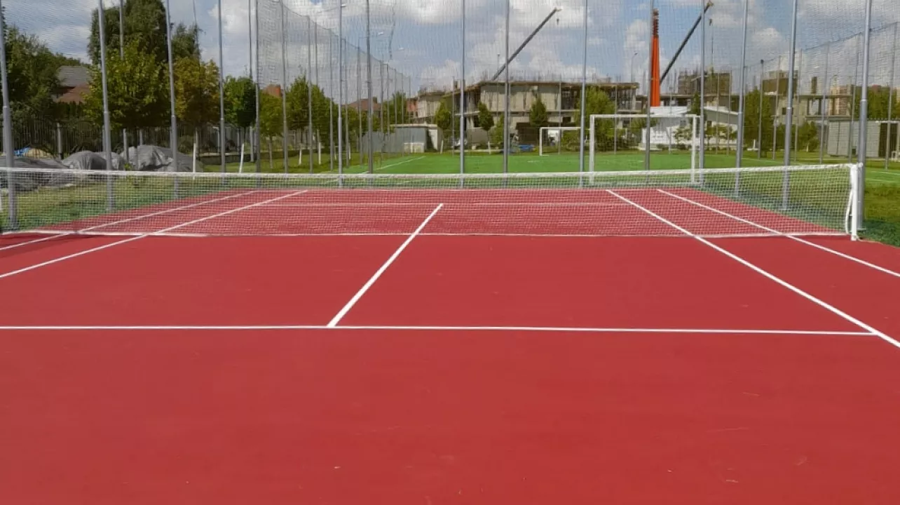 Теннисный корт краснодар. Теннис корт. Поселок с теннисным кортом. Большой теннис Краснодар.