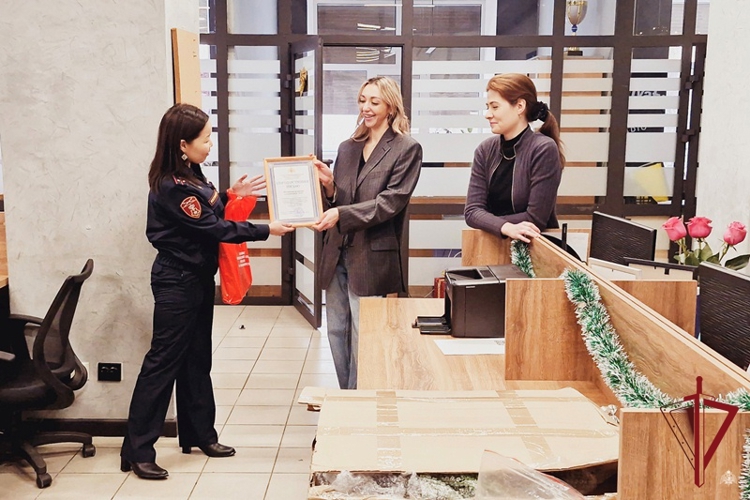 Росгвардейцы поздравили журналистов Бурятии с профессиональным праздником