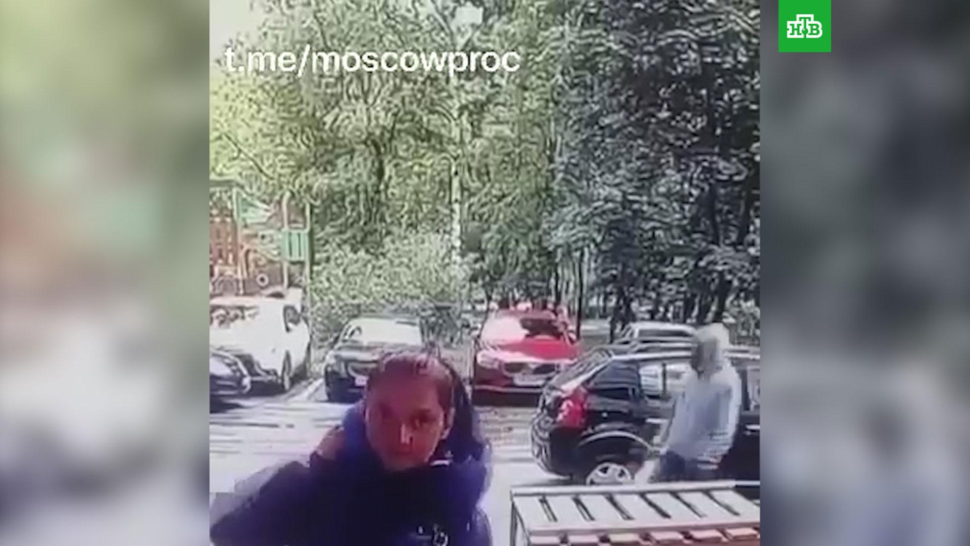 Курение в метро. Женщина напала на полицейского. В москве напал на женщину. Попрошайка в метро москвы женщина. Пьяные полицейские москвы.