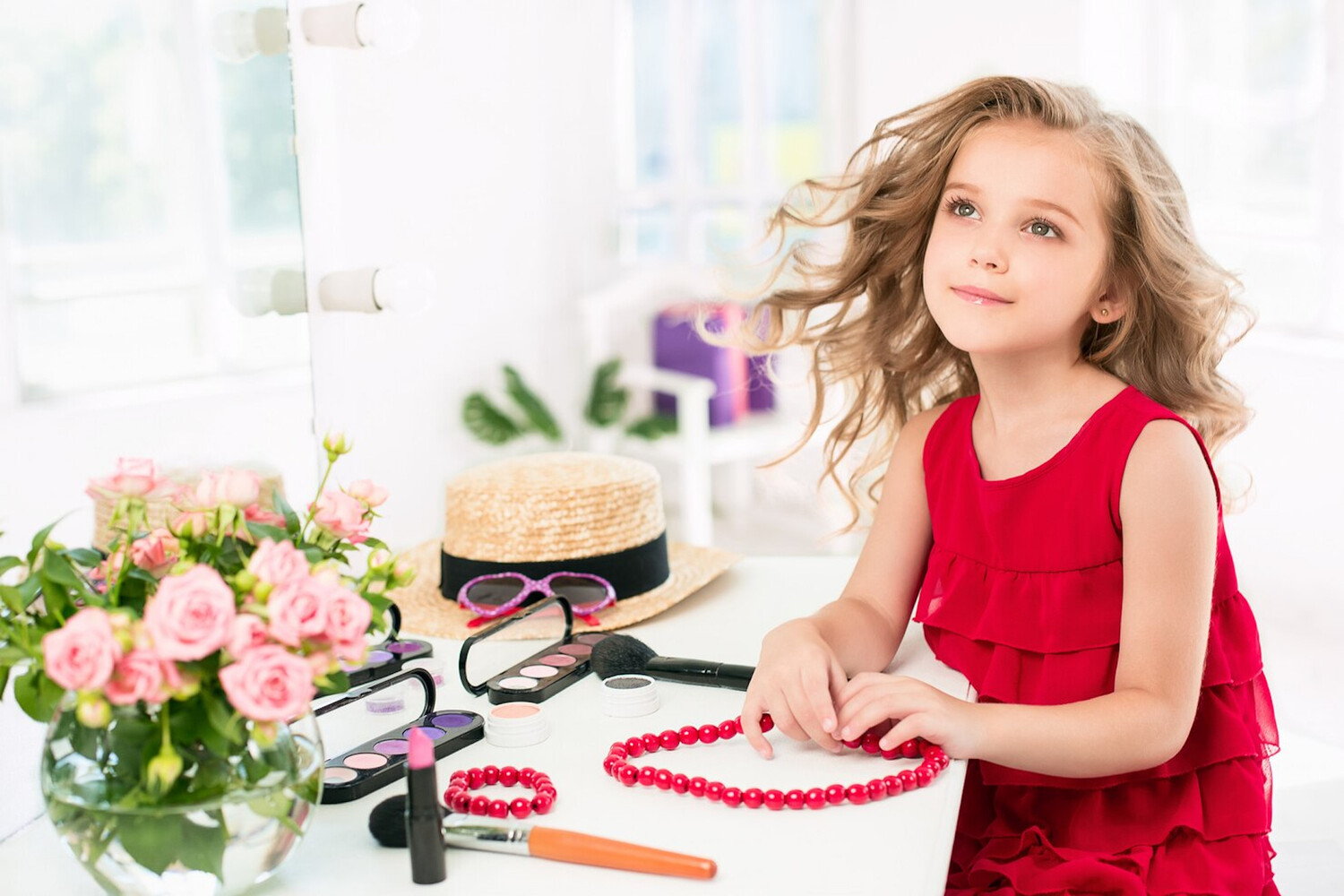 Девочки быстрее. Фото девочки с зеркальцем и кошельком. Kids Cosmetics stock foto.