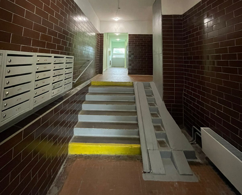 Дом 50 подъездов. Подъезд 50. Днр сложится подъезд. Дом 50 подъездов. Дизайн подъезда в многоквартирном доме.