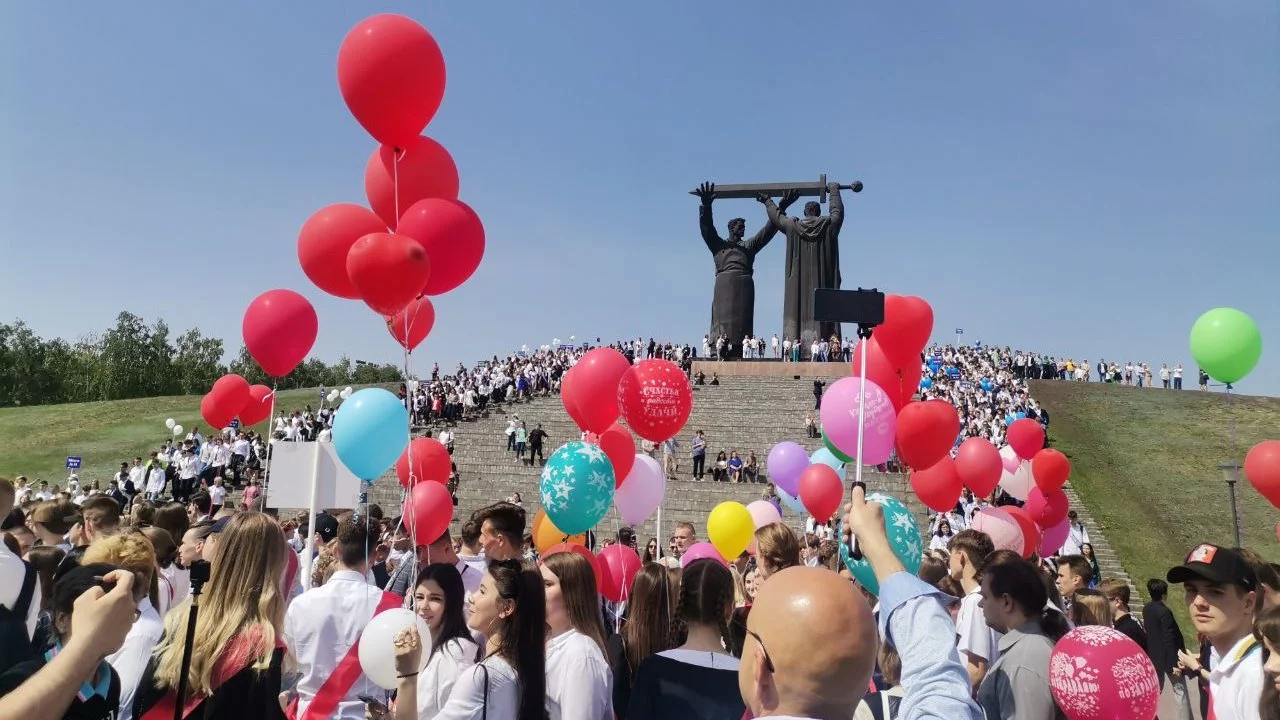 Парад магнитогорск 2024 9. Парад вмагниогорске2023. Парад выпускников. День города 2023 Магнитогорск. День города парад.