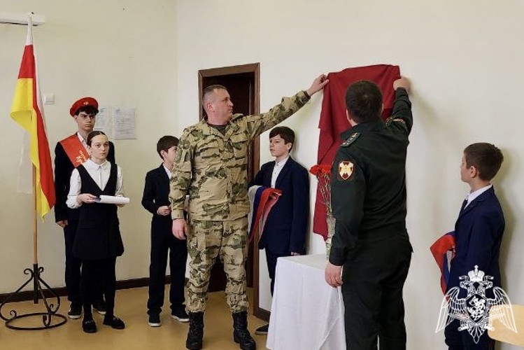 ВО ВЛАДИКАВКАЗЕ ОФИЦЕРЫ РОСГВАРДИИ ПРИНЯЛИ УЧАСТИЕ В ТОРЖЕСТВЕННОМ ОТКРЫТИИ ДОСОК ПАМЯТИ