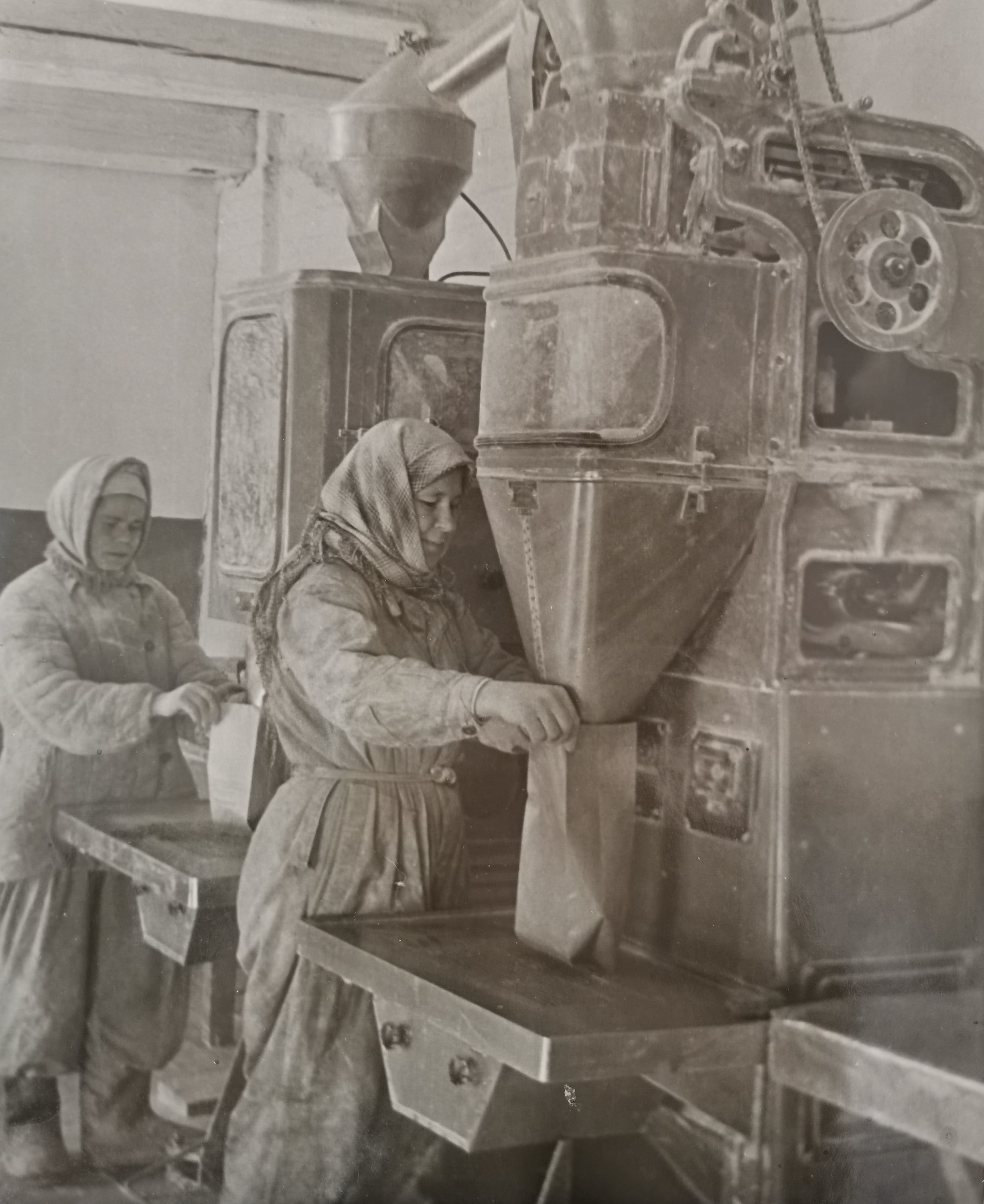 На предприятии было много ручной работы