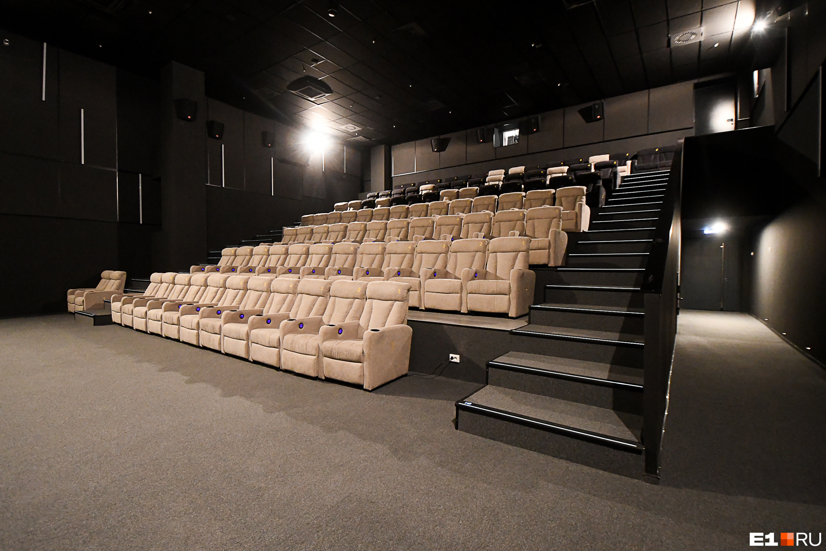 Премьер зал омега. Премьер зал заря екатеринбург. Кинотеатр омега премьер зал. Омега кинотеатр екатеринбург сеансы. Омега екб кинотеатр.