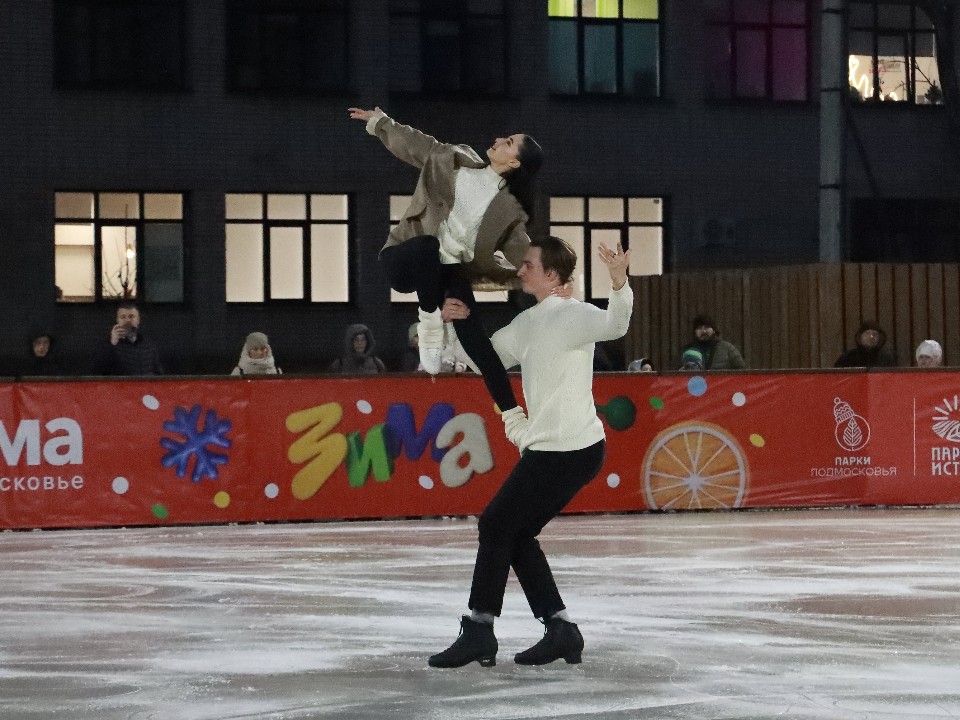 В парке культуры и отдыха Солнечногорска открыли центральный каток: кто из знаменитостей фотографировался с гостями