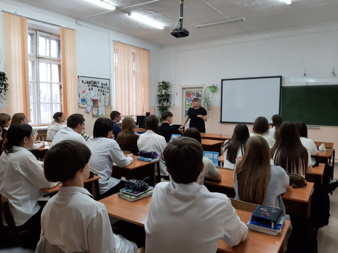 В карпинский суд приглашали школьников. Им рассказали о юридической карьере и уголовной ответственности