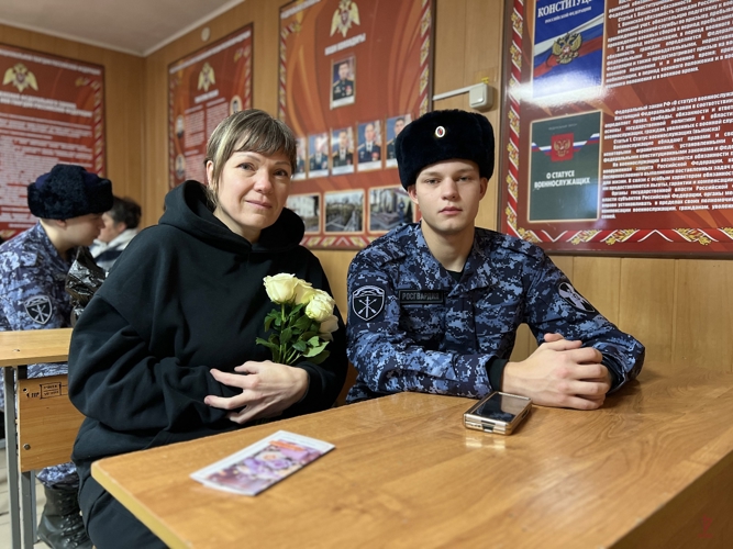 Юноши, проходящие службу в калининградском полку Росгвардии, поздравили своих матерей с праздником (видео)