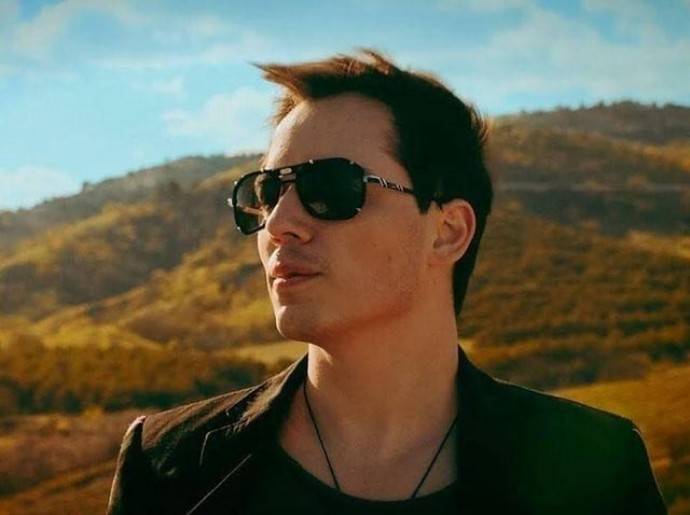 Родион Газманов появился на кинопремьере с девушкой и это не Василина Краснослободцева