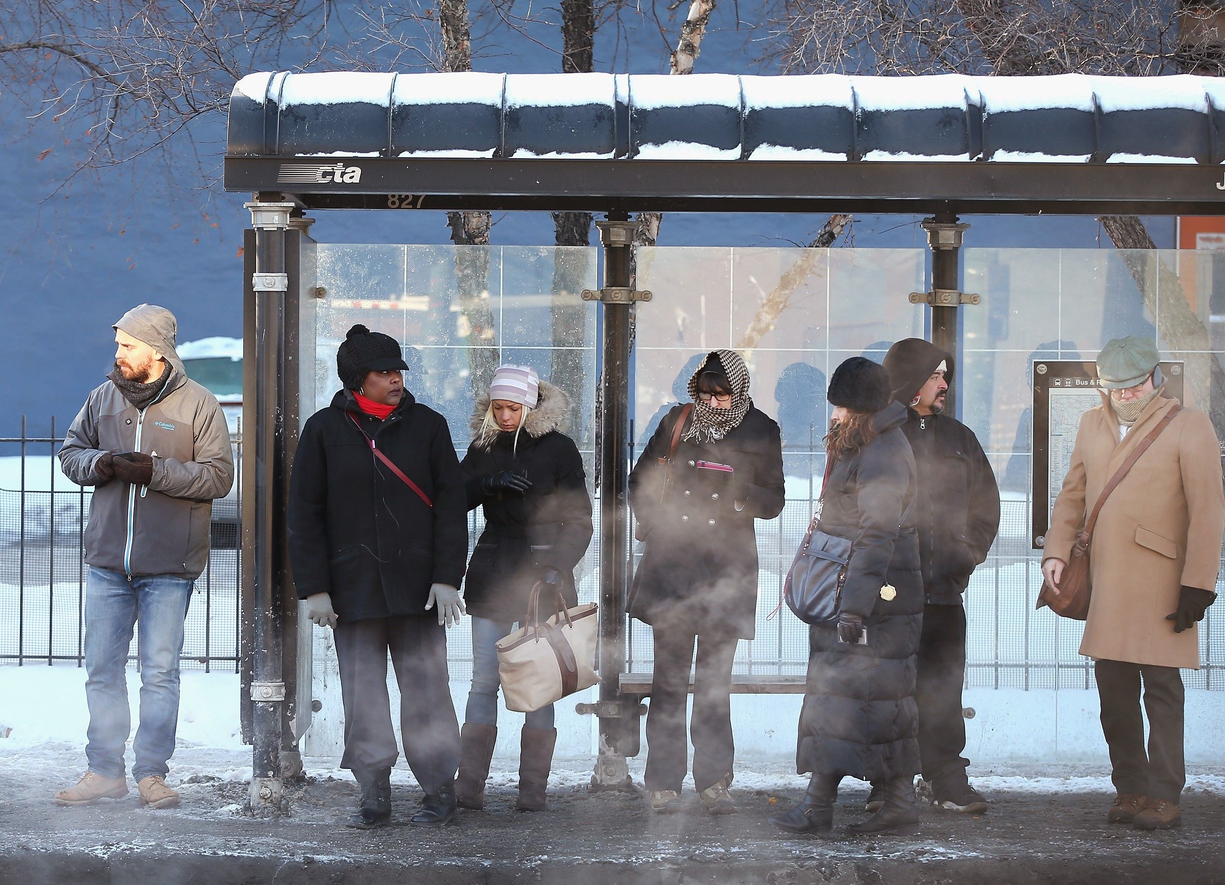 Ждать следующего автобуса. Люди на остановке зимой. Люди мерзнут на остановке. Люди на остановке. Человек зимой на остоновкп.