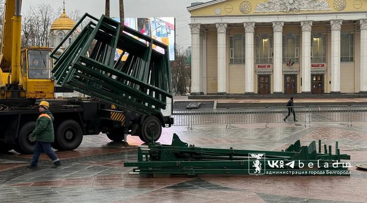 На Соборной площади Белгорода устанавливают новогоднюю ёлку