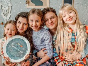 Леонов, Гришаева, Бледный и Карпович снимаются в продолжении «Папиных дочек»