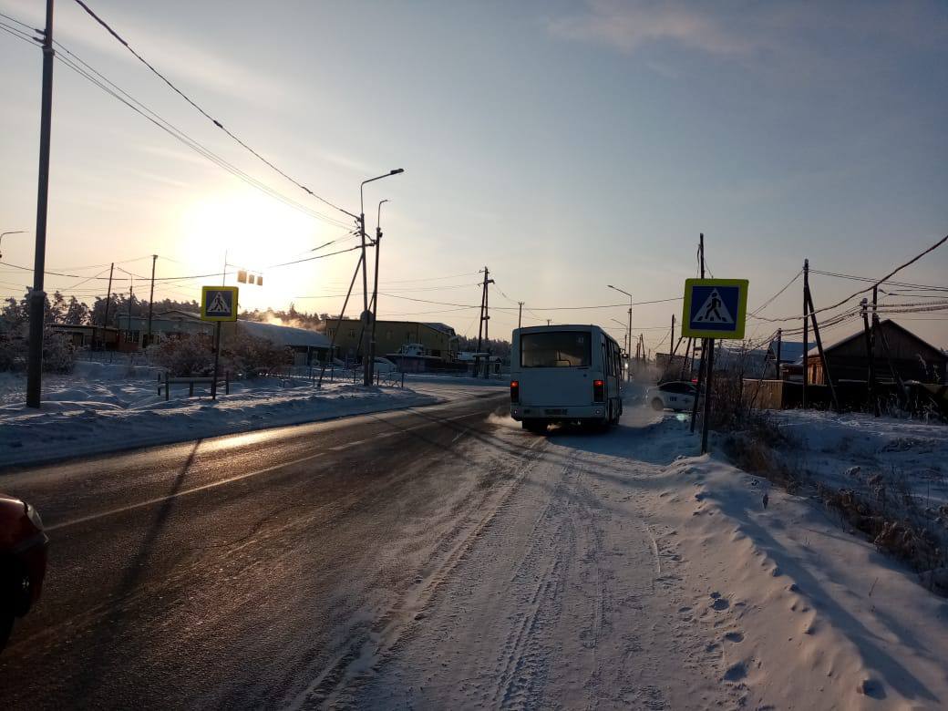 Автобус якутск 2024. Пешеходный переход. Водитель в Якутске. Омское шоссе. Якутск Сергеляхское шоссе. 13 Километр.