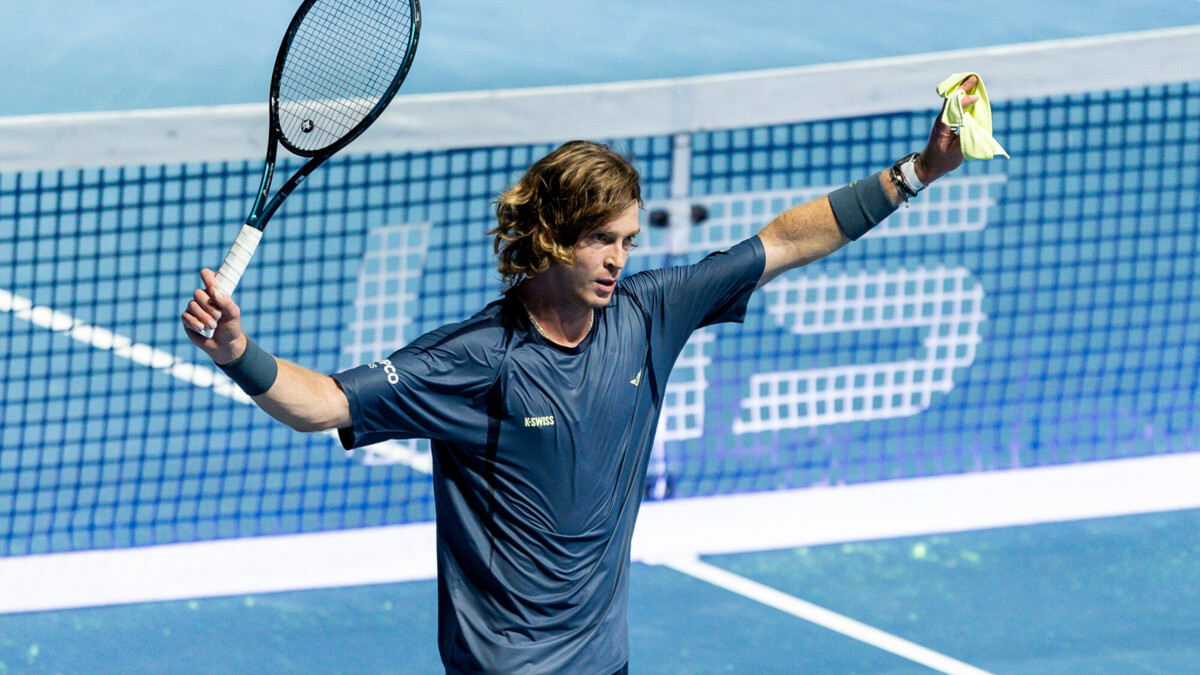 Андрей Рублев разбил ракетку в матче против Норри на турнире ATP 500 в Вене