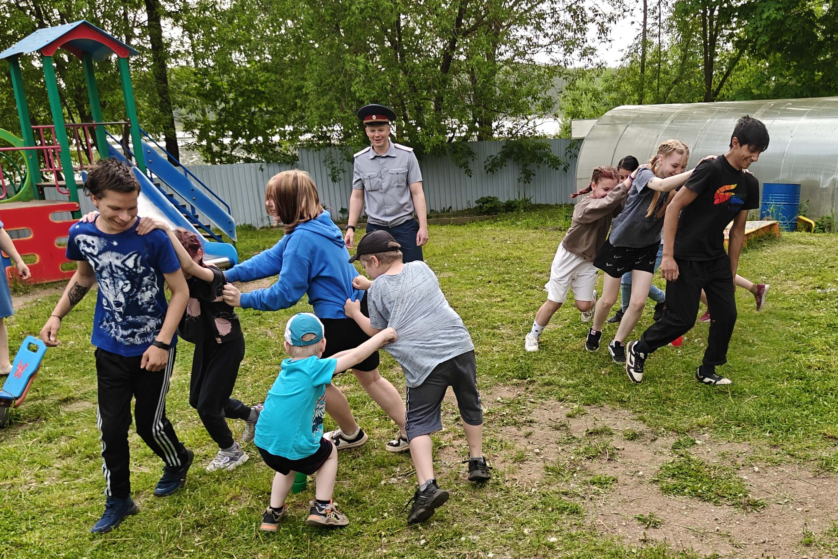 Сотрудники ЛИУ-3 УФСИН России по Тверской области провели спортивный праздник в реабилитационном центре для несовершеннолетних