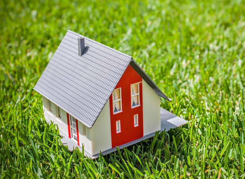 земельный участок в руках. изъятие объектов недвижимого имущества и земельных участков. земельный участок. налог на землю. продать жилой дом с земельным участком.