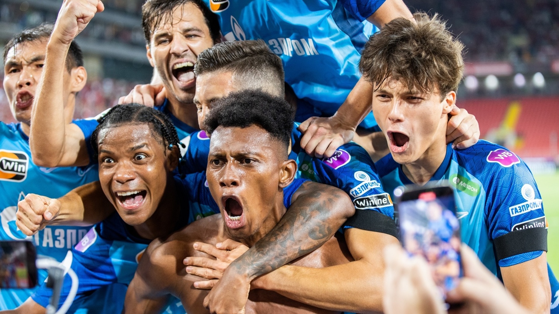 Бакаев зенит 2022. Зенит форма 2022. Матч урал зенит. Российские футболисты. Шарф зенит чемпион.