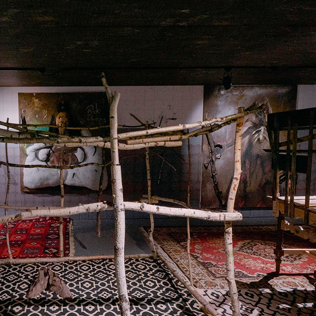 Фонд поддержки современного искусства LAF (Limonov Art Foundation) показал на ярмарке крутейшую инсталляцию петербургской арт-группы «Цветы Джонджоли»