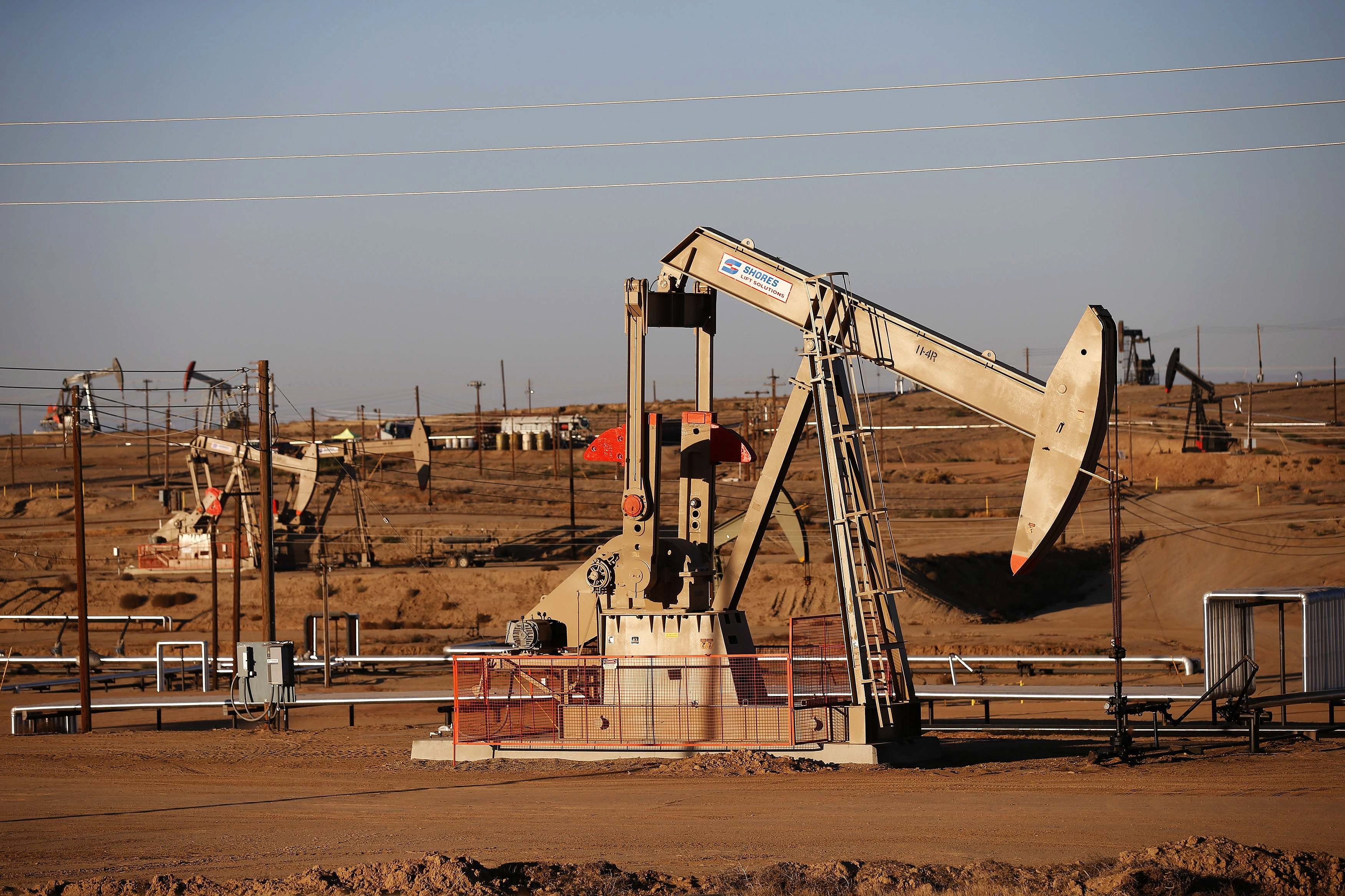 Полезные ископаемые оаэ. Объединённые арабские эмираты нефть. Нефтяные вышки в Саудовской Аравии. Аль-Закум (ОАЭ). Объединённые арабские эмираты добыча нефти.